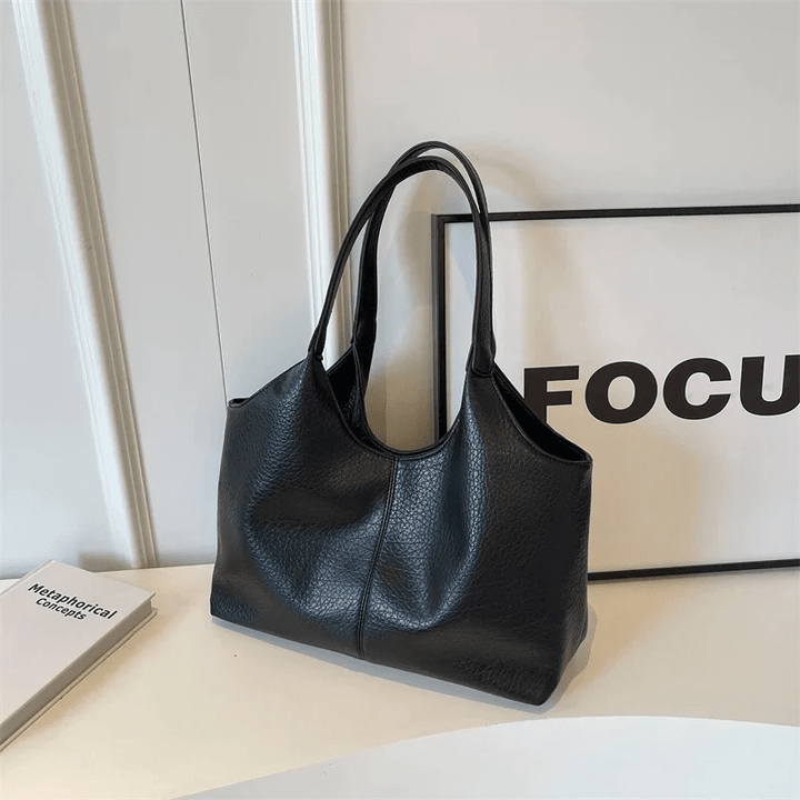 Hannah Bucket Bag in Black